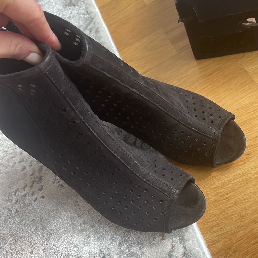 Size 6 - Picture 4 of 7